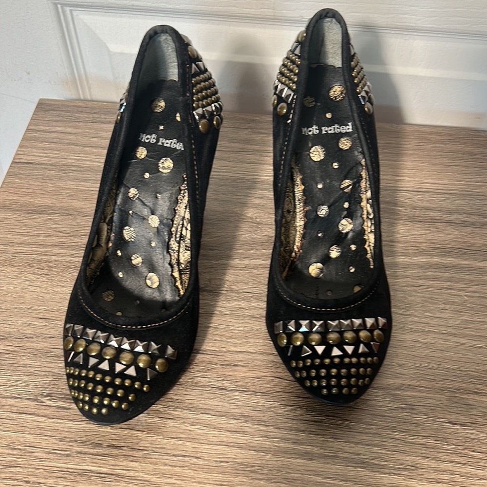 NOT RATED BLACK STUDDED VELVET HERLS IN SIZE 7